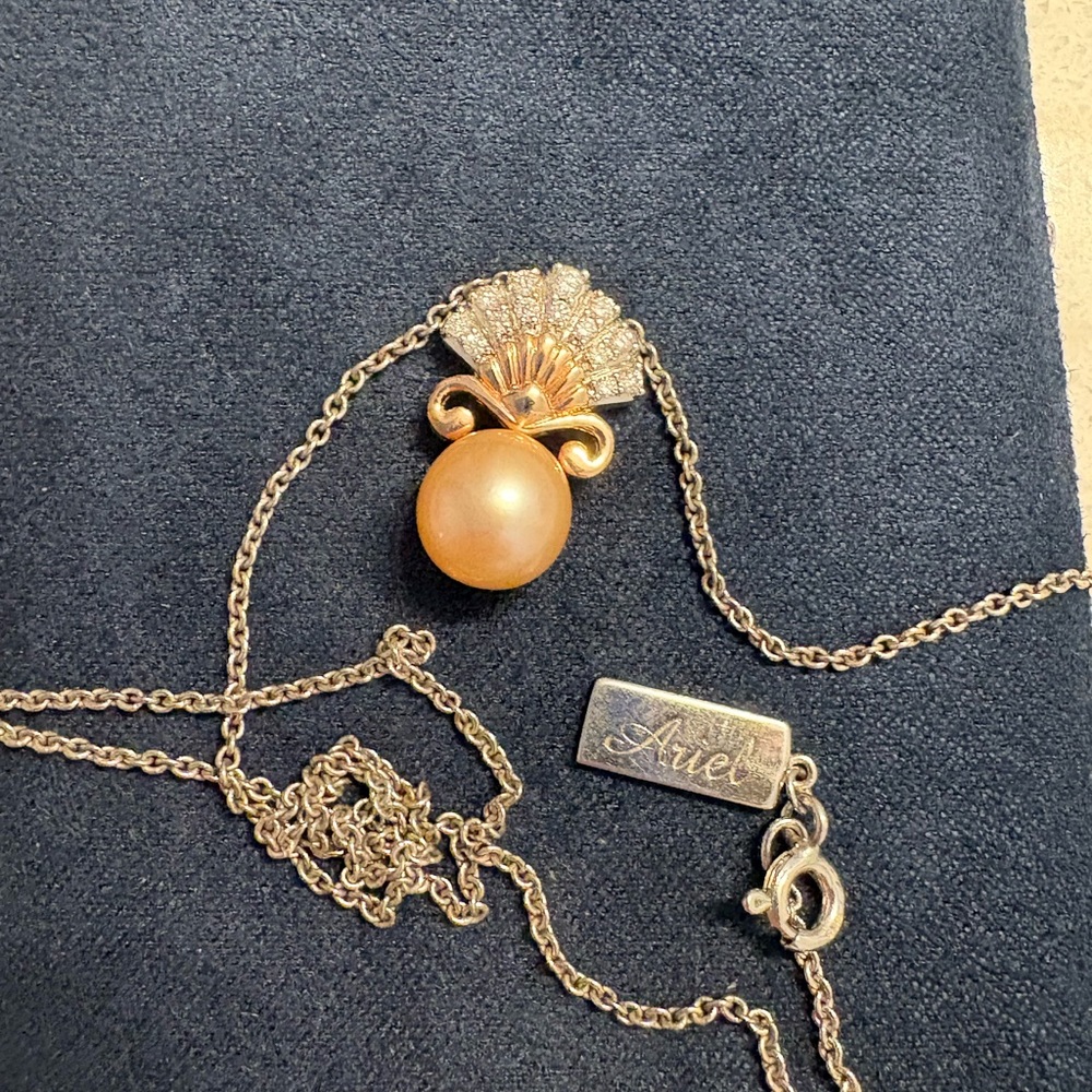 Enchanted Disney Ariel Necklace. Shell and Pearl